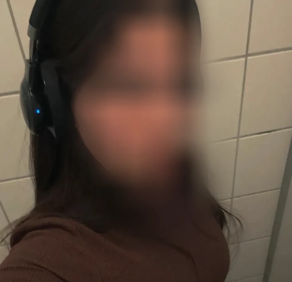 Amelia, 25