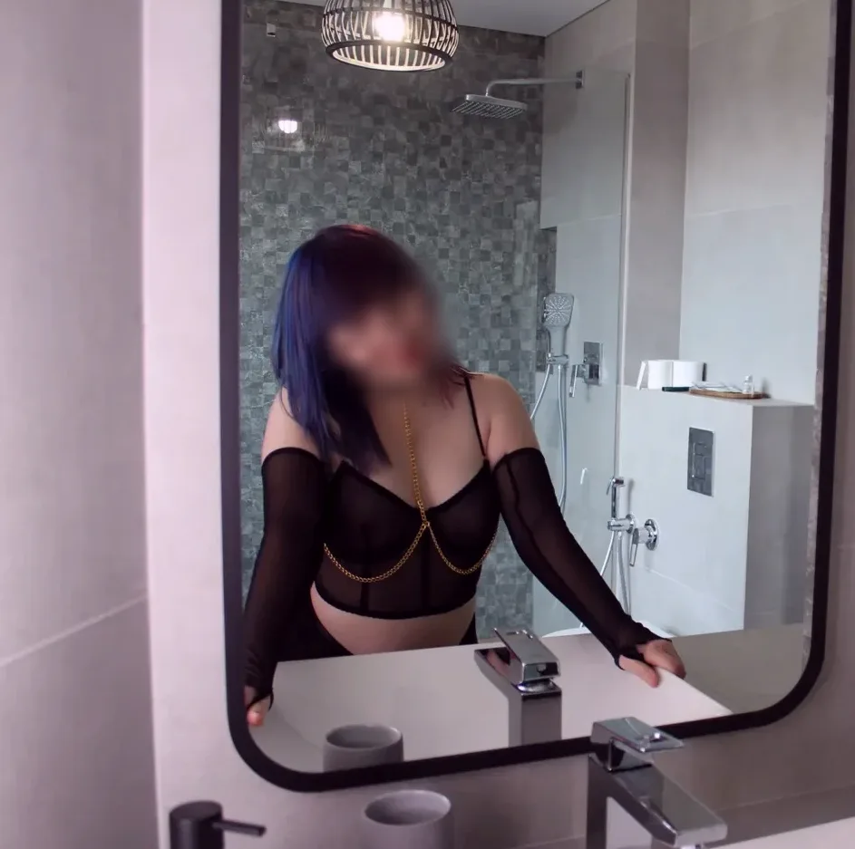 Poppy, 24
